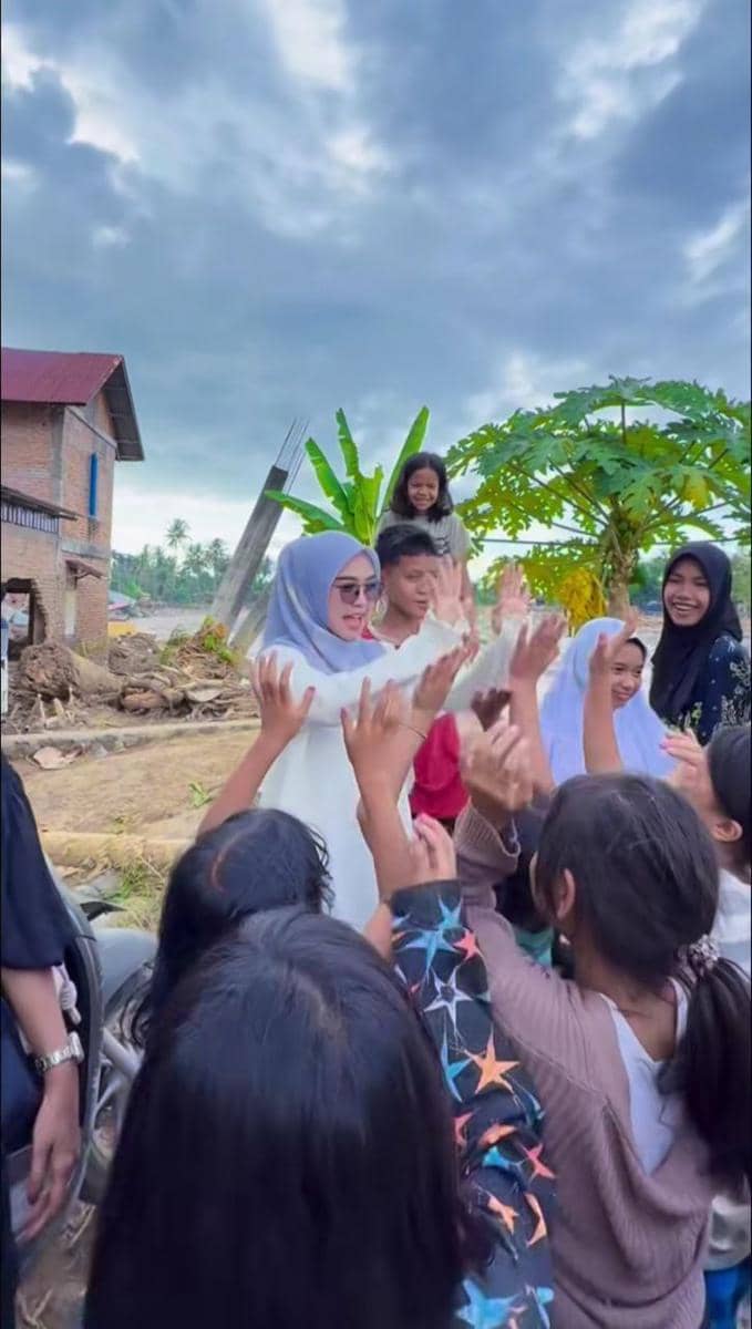 Ria Ricis menghibur anak-anak pengungsian di Sumbar.