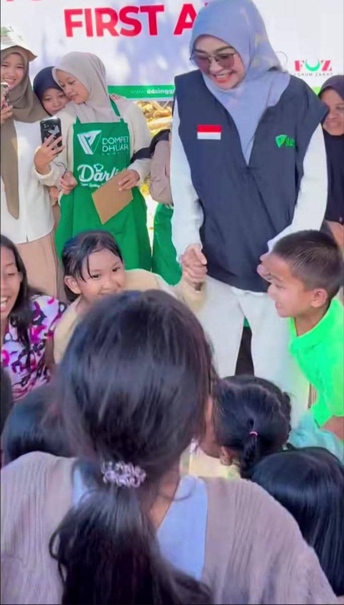 Ria Ricis menghibur anak-anak pengungsian di Sumbar.