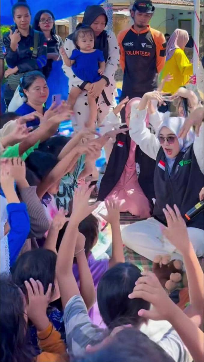 Ria Ricis menghibur anak-anak pengungsian di Sumbar.