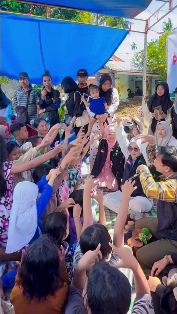 Ria Ricis menghibur anak-anak pengungsian di Sumbar.