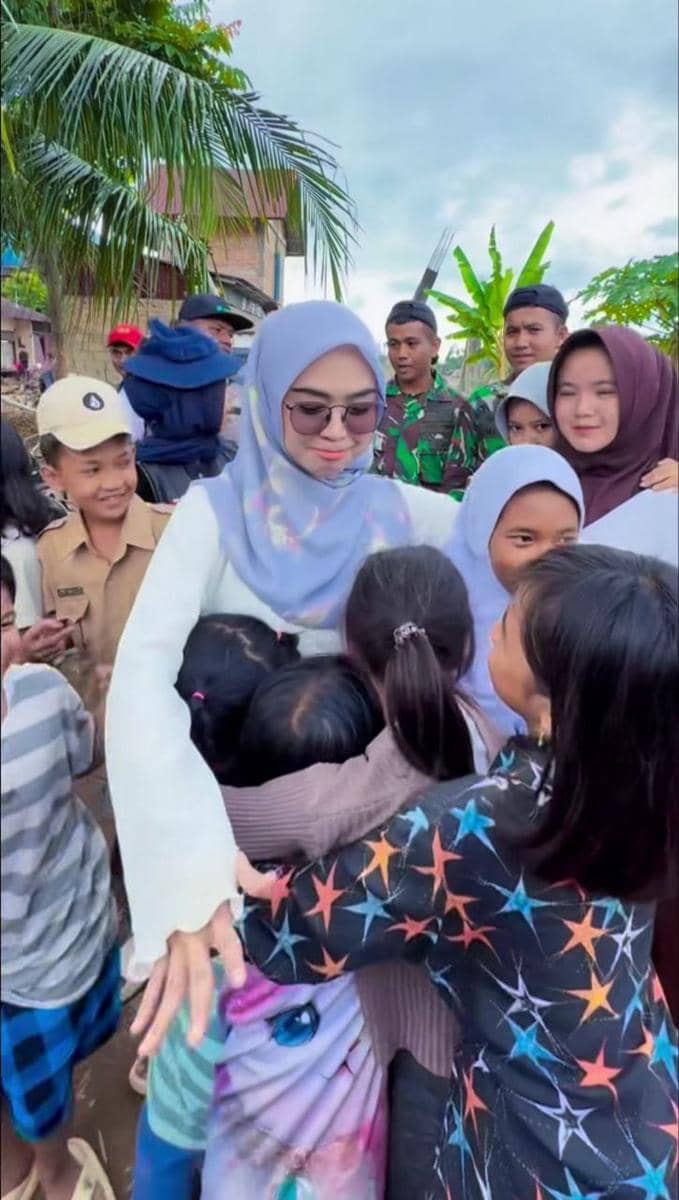 Ria Ricis menghibur anak-anak pengungsian di Sumbar.