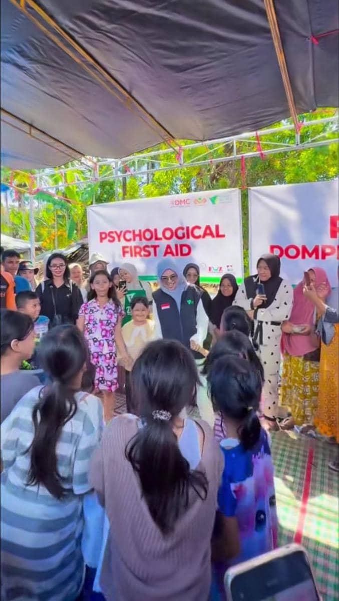 Ria Ricis menghibur anak-anak pengungsian di Sumbar.