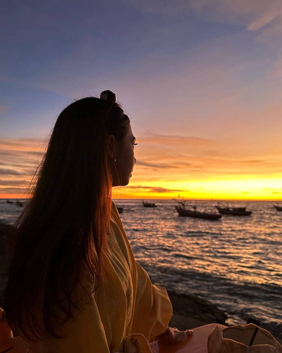 Yuki Kato liburan di Bengkulu.