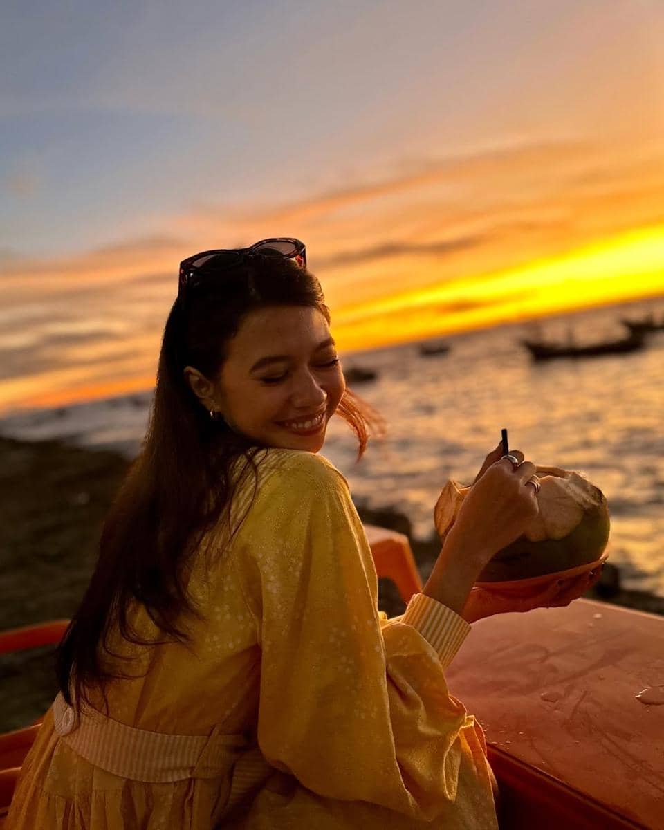 Yuki Kato liburan di Bengkulu.