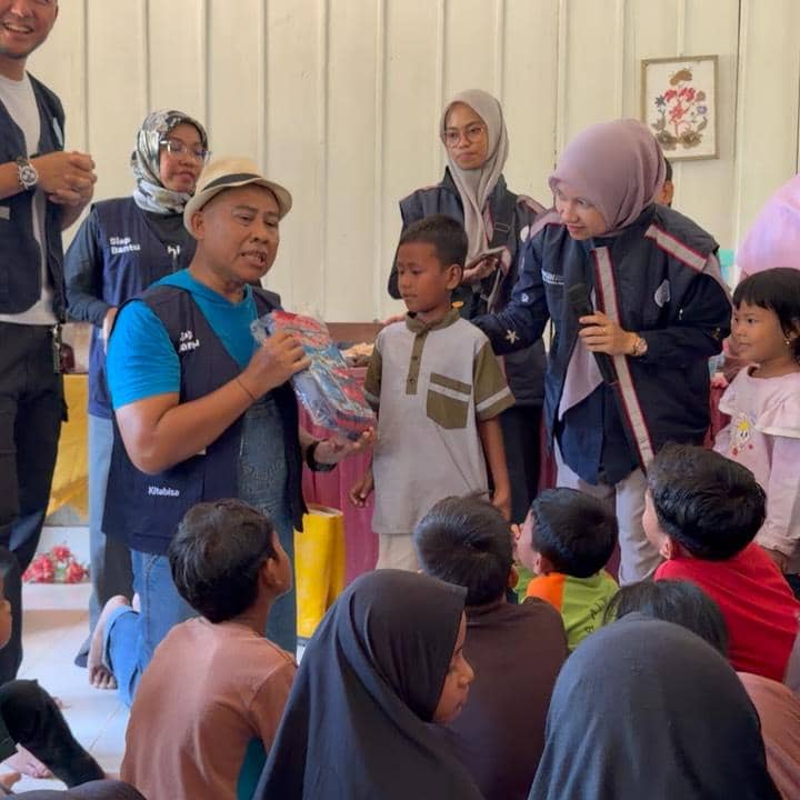 Ananda Omesh jadi sukarelawan untuk membantu korban banjir di Sumbar.