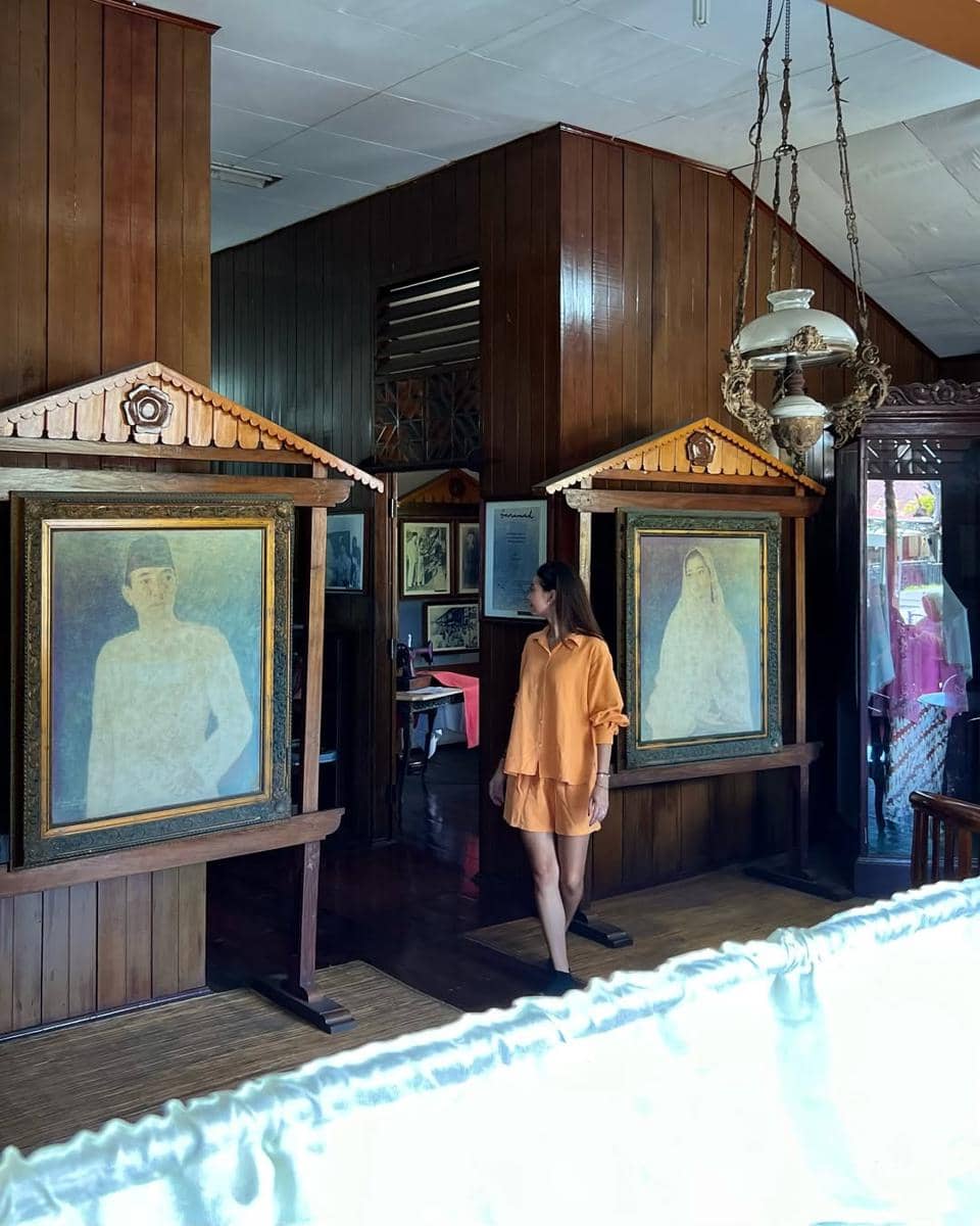 Yuki Kato liburan di Bengkulu.