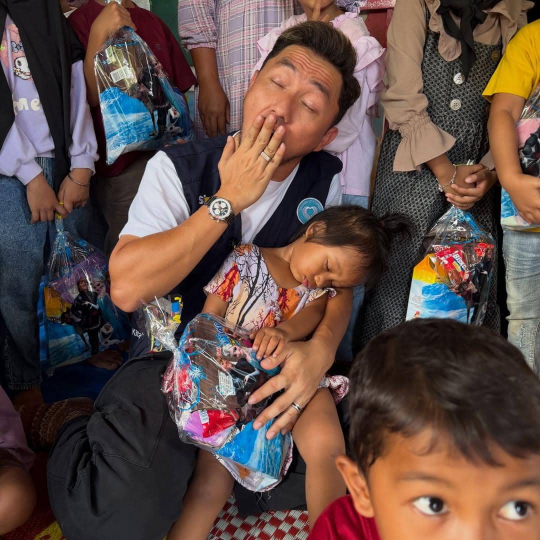 Ananda Omesh jadi sukarelawan untuk membantu korban banjir di Sumbar.