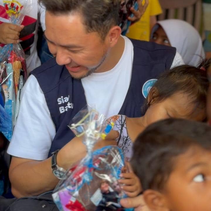 Ananda Omesh jadi sukarelawan untuk membantu korban banjir di Sumbar.