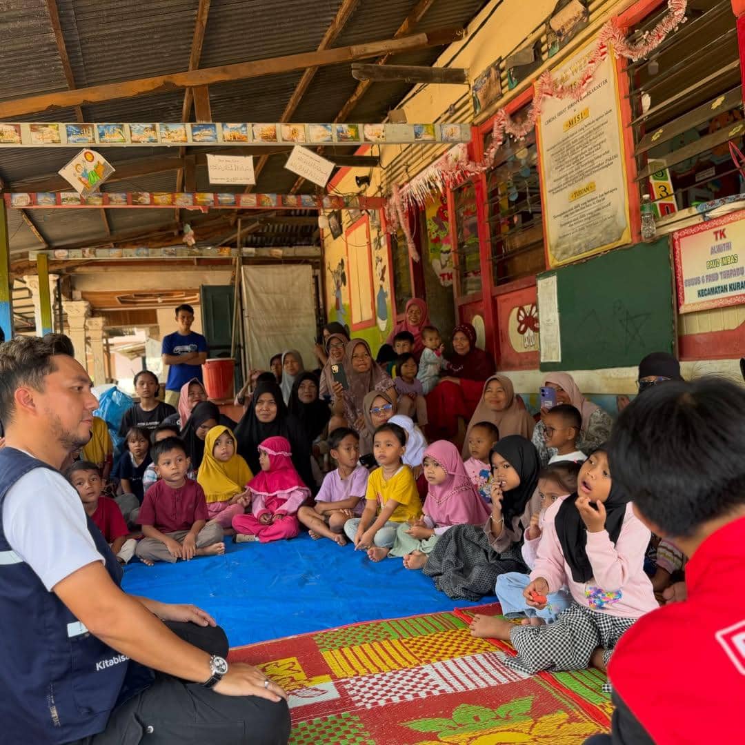 Ananda Omesh jadi sukarelawan untuk membantu korban banjir di Sumbar.