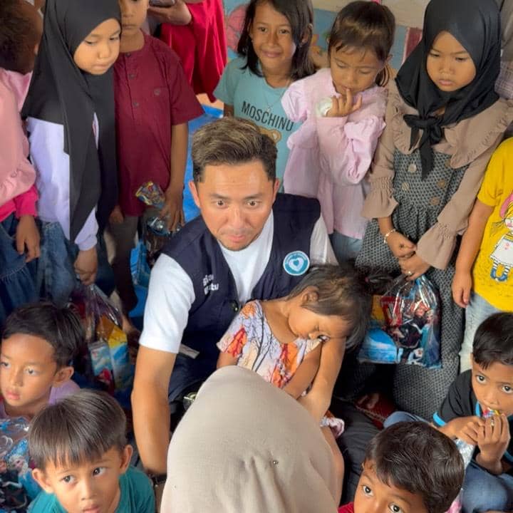 Ananda Omesh jadi sukarelawan untuk membantu korban banjir di Sumbar.