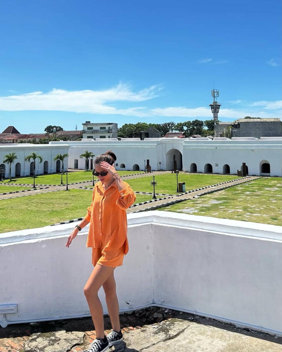 Yuki Kato liburan di Bengkulu.