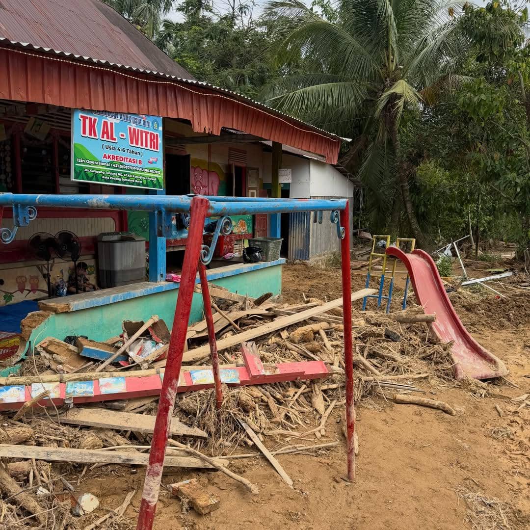Ananda Omesh jadi sukarelawan untuk membantu korban banjir di Sumbar.