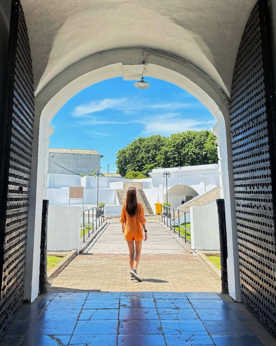 Yuki Kato liburan di Bengkulu.