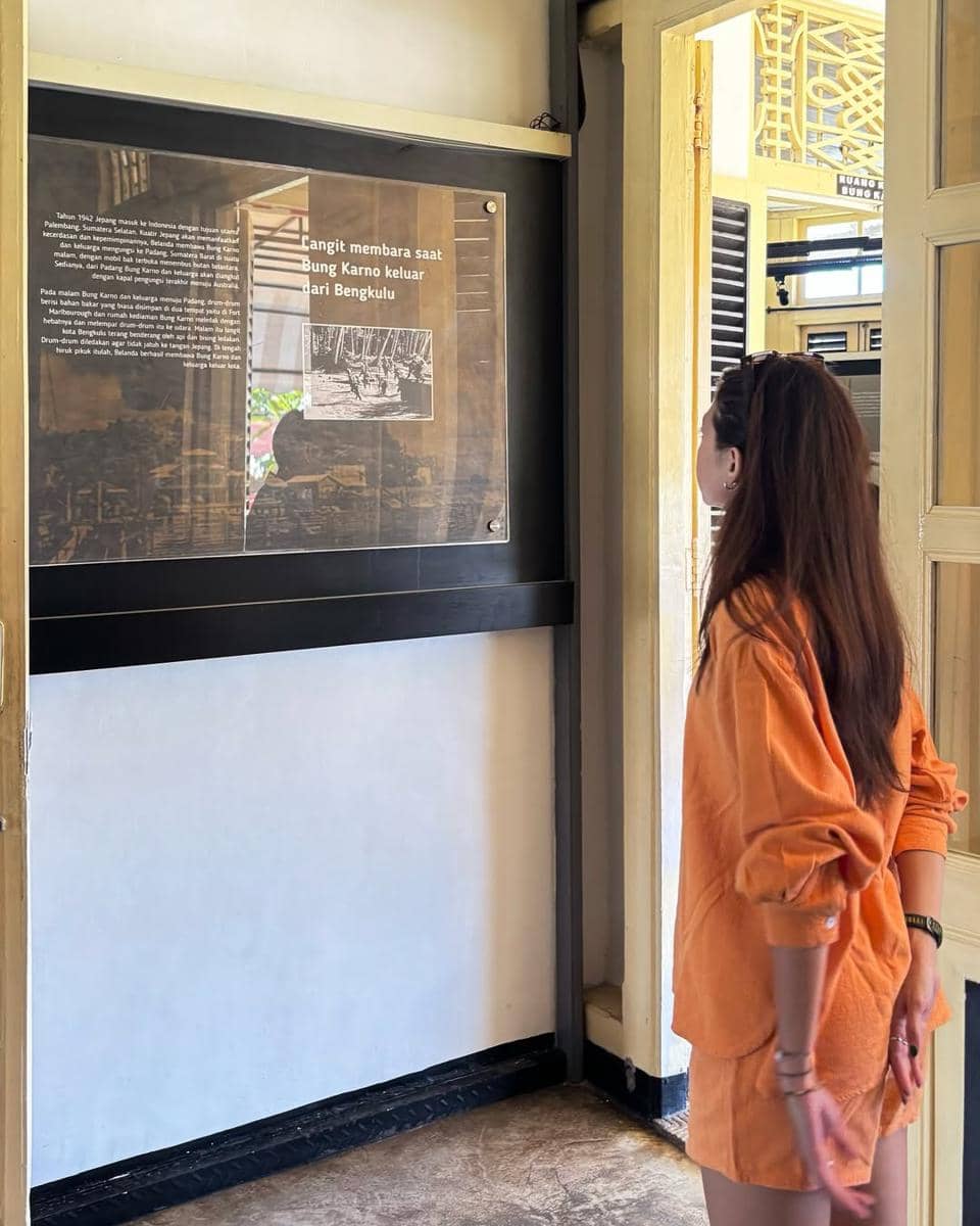 Yuki Kato liburan di Bengkulu.