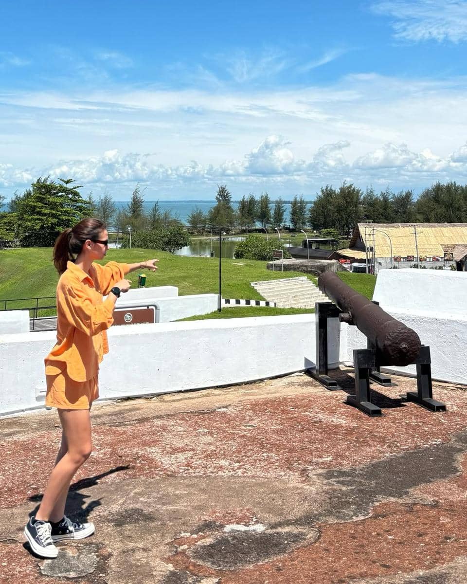 Yuki Kato liburan di Bengkulu.