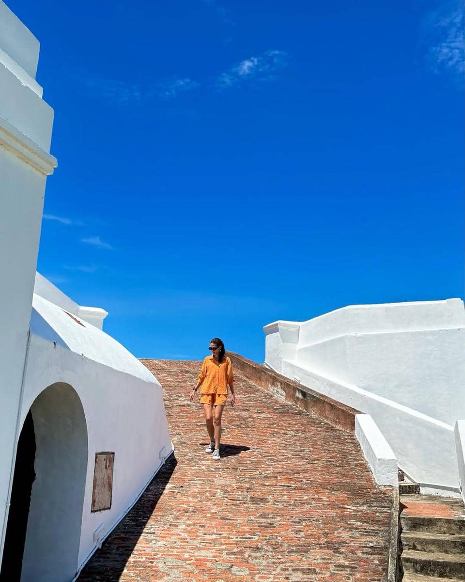 Yuki Kato liburan di Bengkulu.