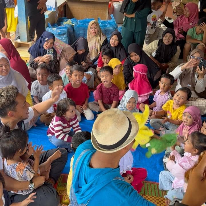 Ananda Omesh jadi sukarelawan untuk membantu korban banjir di Sumbar.