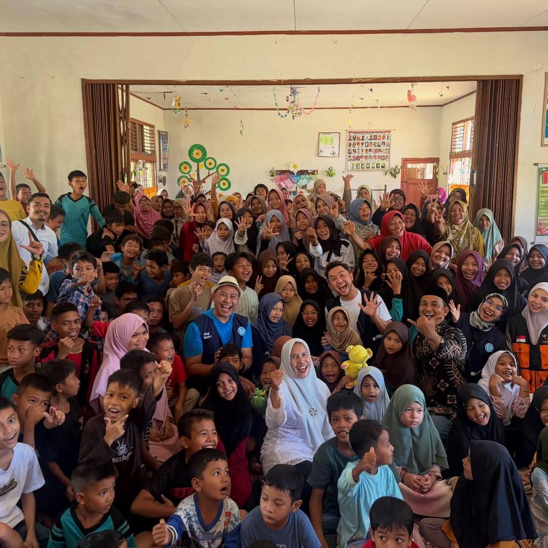 Ananda Omesh jadi sukarelawan untuk membantu korban banjir di Sumbar.