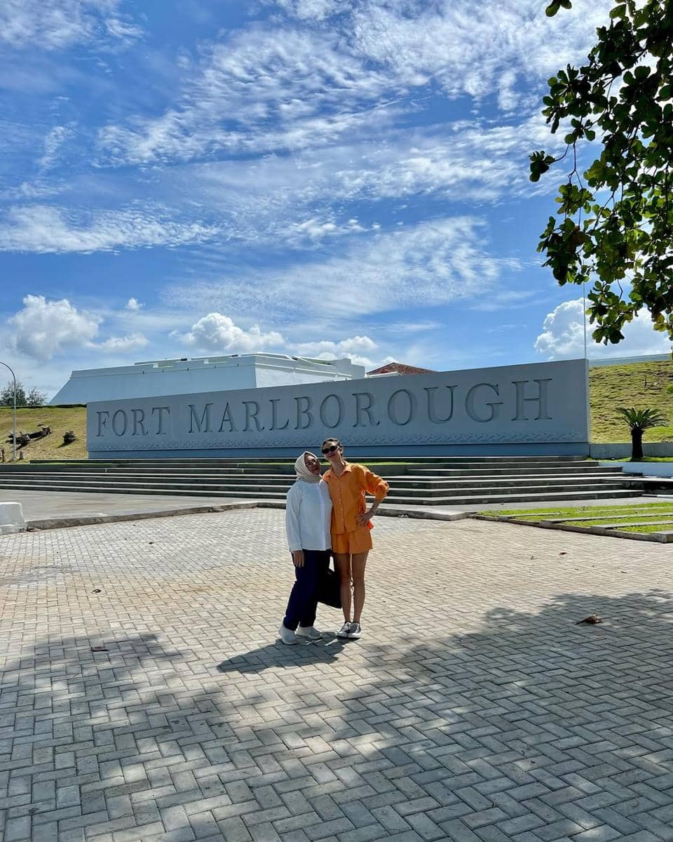 Yuki Kato liburan di Bengkulu.