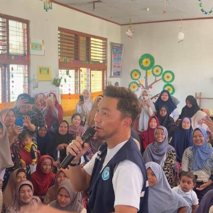 Ananda Omesh jadi sukarelawan untuk membantu korban banjir di Sumbar.