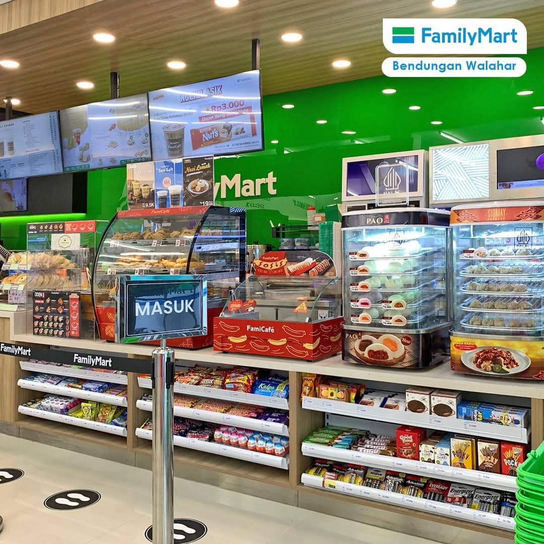suasana salah satu cabang FamilyMart
