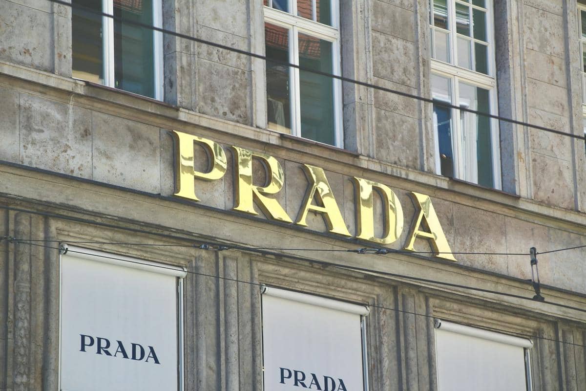 Prada Sukses Akuisisi Versace Senilai Rp22 Triliun