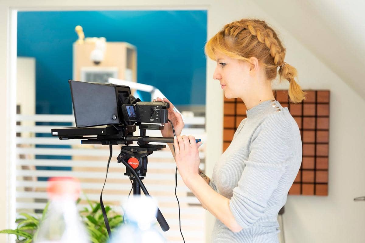 ilustrasi operator teleprompter