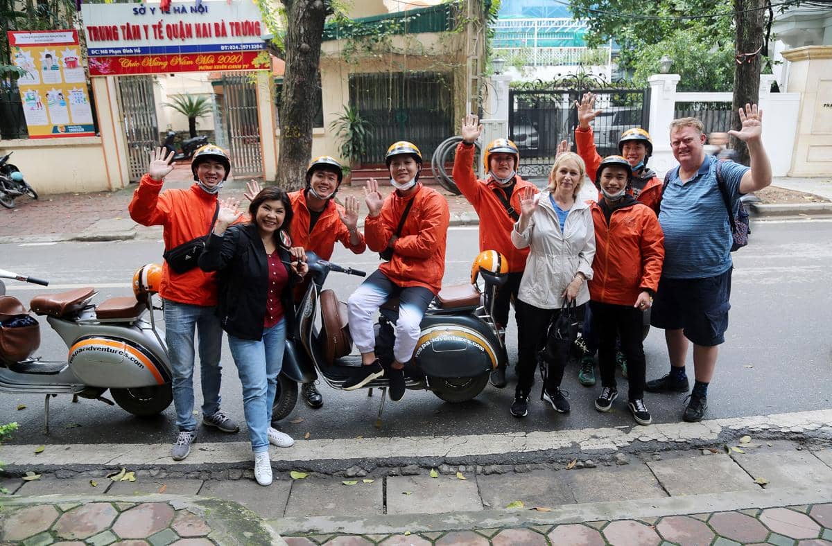 ilustrasi naik motor di Hanoi 