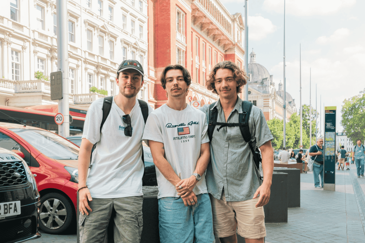 ilustrasi liburan bersama teman