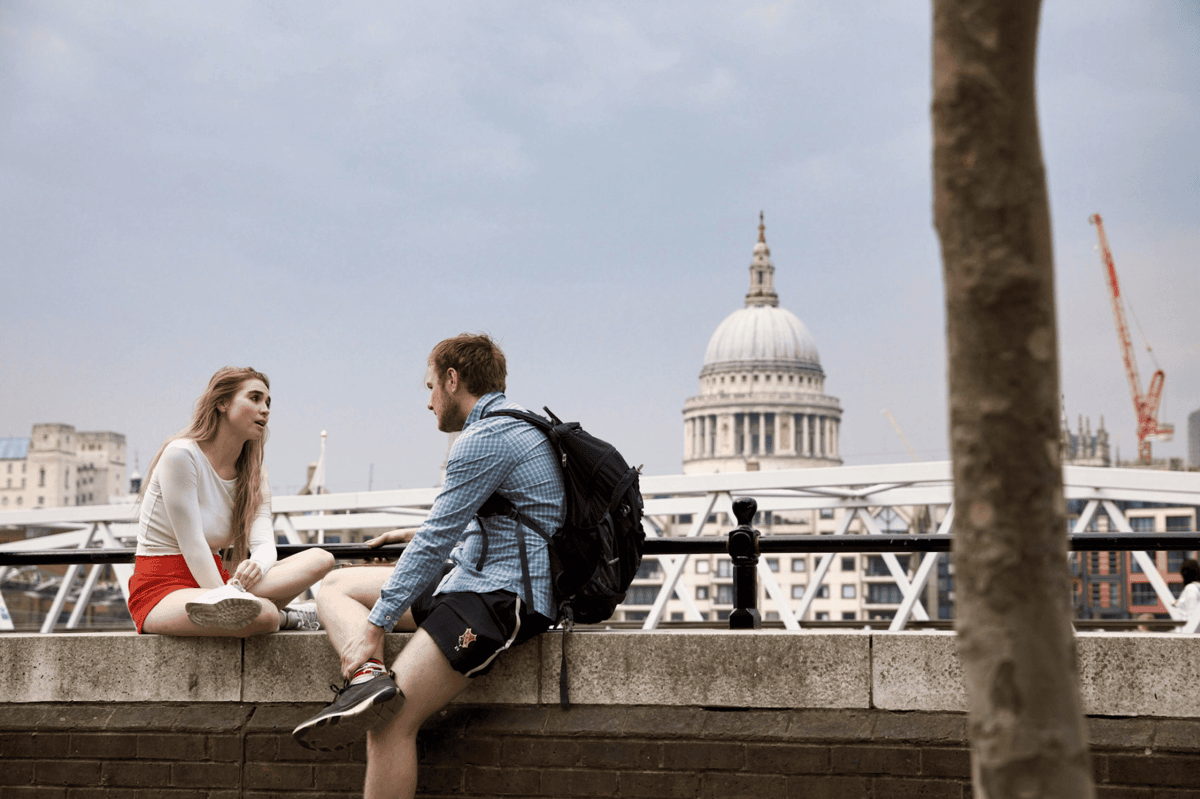 pasangan sedang berbicara