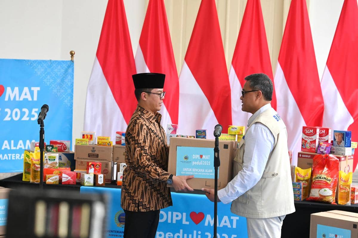Menlu Sugiono serahkan bantuan ‘Diplomat Peduli’ untuk korban banjir dan longsor Sumatra ke BNPB