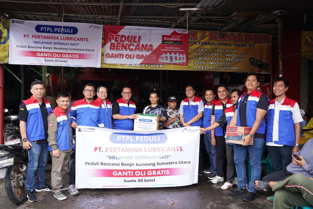 Manajemen Pertamina Lubricants secara simbolis menyerahkan bantuan program PTPL Peduli kepada bengkel mitra dan warga terdampak banjir.jpeg