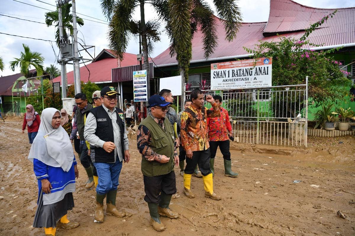 Mendikdasmen Abdul Mu’ti beri bantuan pendidikan SMA Negeri 1 Batang Anai, Padang