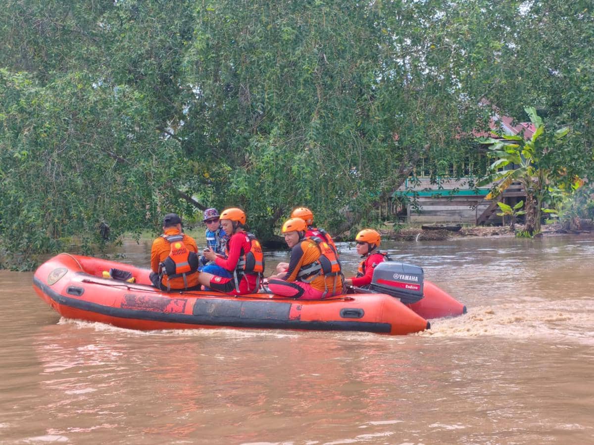 Operasi pencarian Balita yang terseret arus di Sungai Musi Banyuasin.
