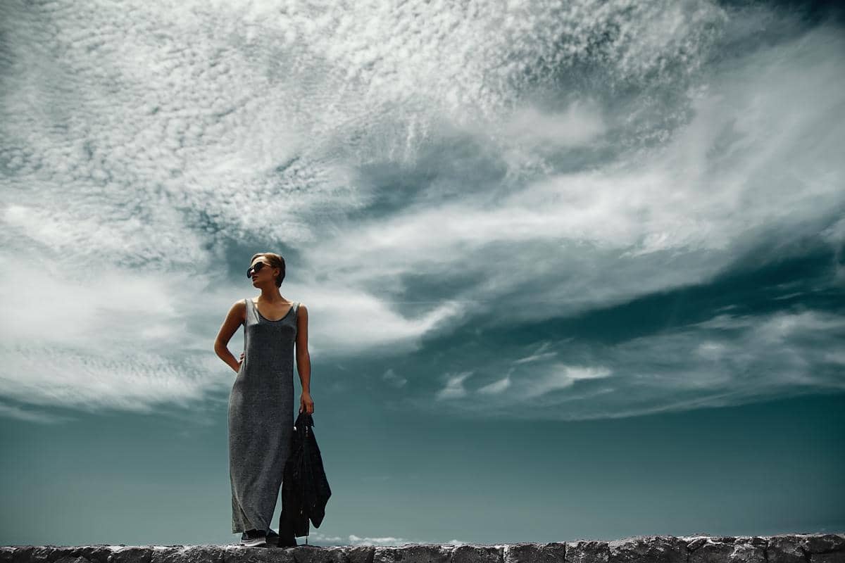 ilustrasi perempuan yang mengenakan dress warna cloud cover 