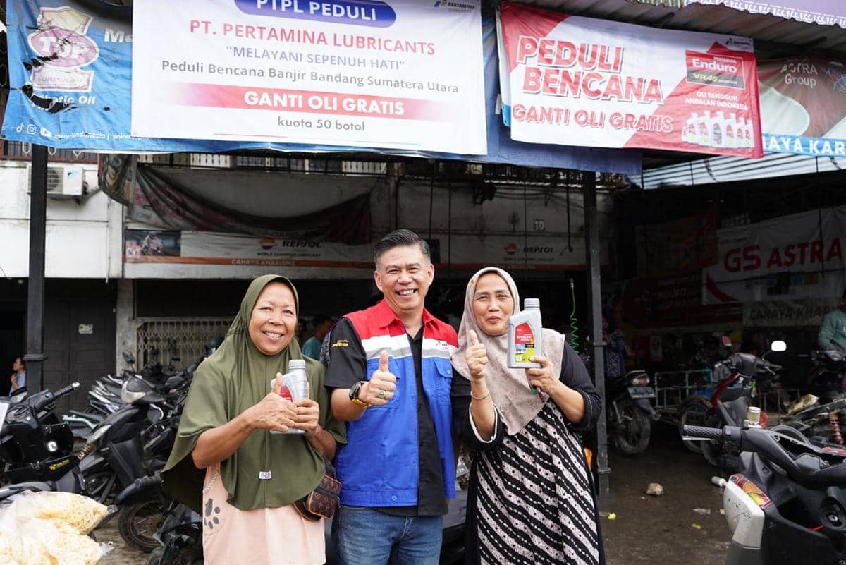 Perwakilan Pertamina Lubricants dengan warga yang menerima bantuan.jpeg