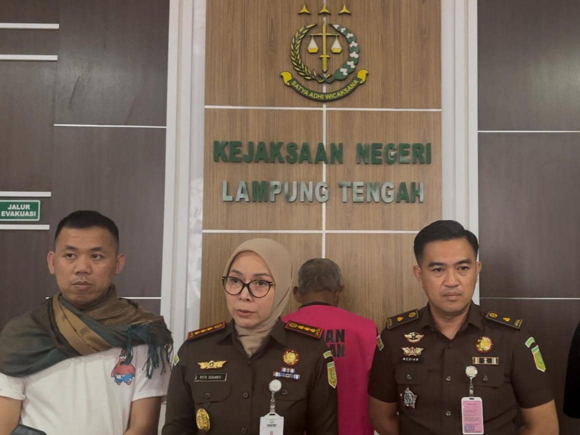 Tim Kejaksaan menangkap terpidana korupsi, Muhamad Azhari, mantan Kepala Desa Linggapura di Kabupaten Lampung Tengah