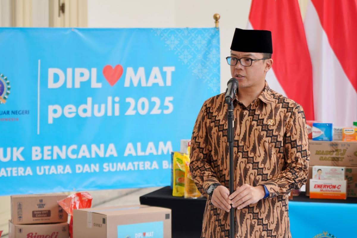 Menlu Sugiono serahkan bantuan ‘Diplomat Peduli’ untuk korban banjir dan longsor Sumatra ke BNPB