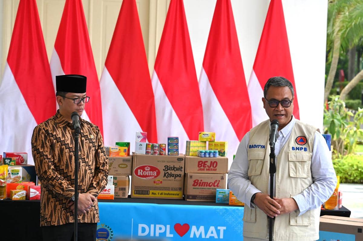 Menlu Sugiono serahkan bantuan ‘Diplomat Peduli’ untuk korban banjir dan longsor Sumatra ke BNPB