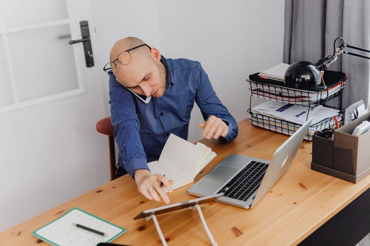 ilustrasi sibuk bekerja