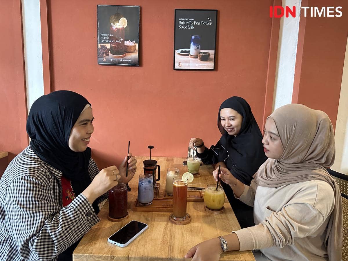 Pengunjung mencicipi jamu kekinian.