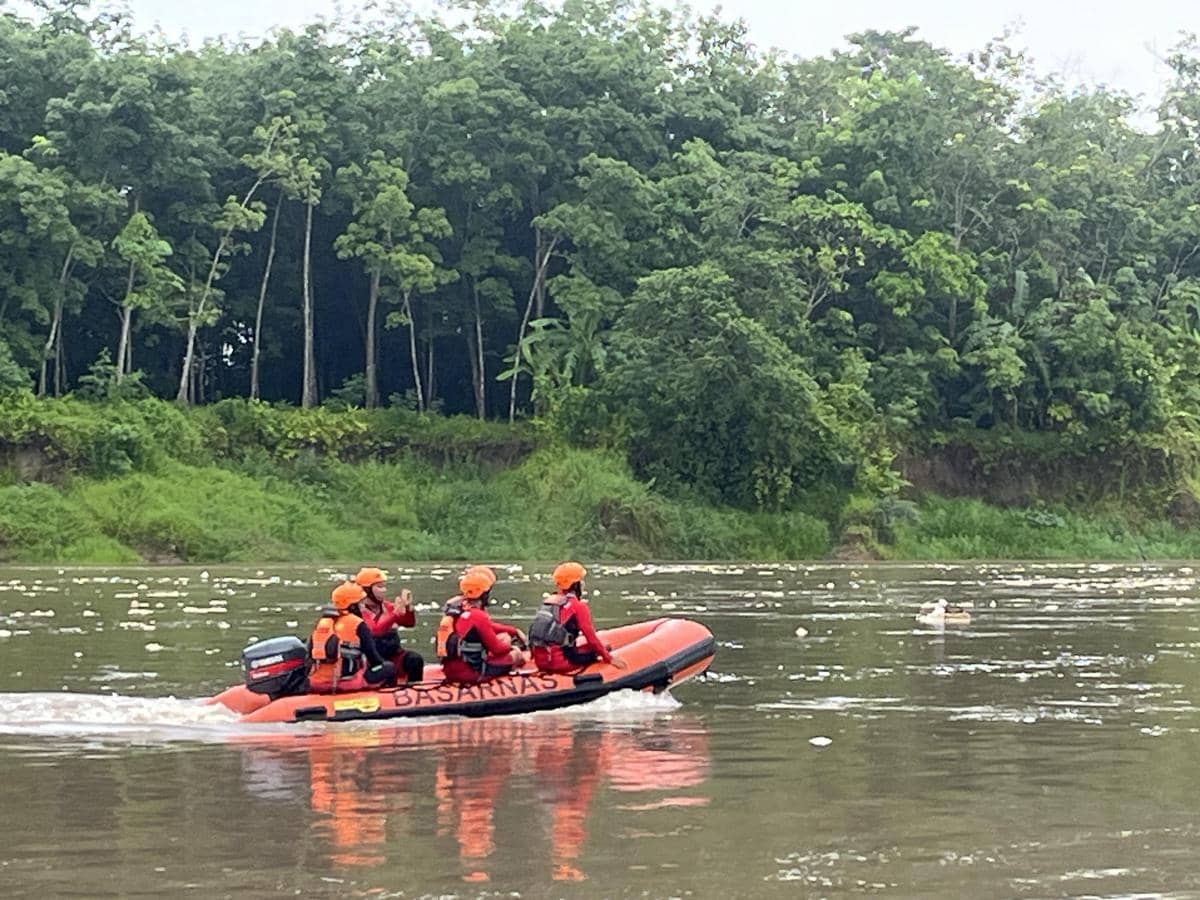Operasi pencarian Balita yang terseret arus di Sungai Musi Banyuasin.