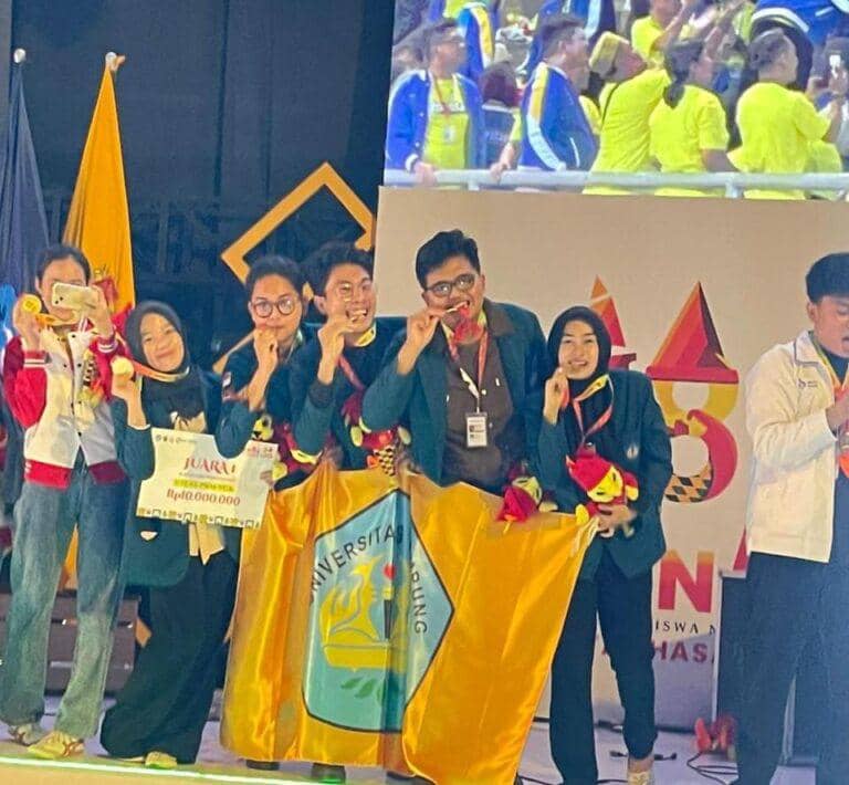 Tim PKM-VGK Unila berhasil meraih Juara I dan medali emas kategori Presentasi di ajang Pekan Ilmiah Mahasiswa Nasional (Pimnas) ke-38