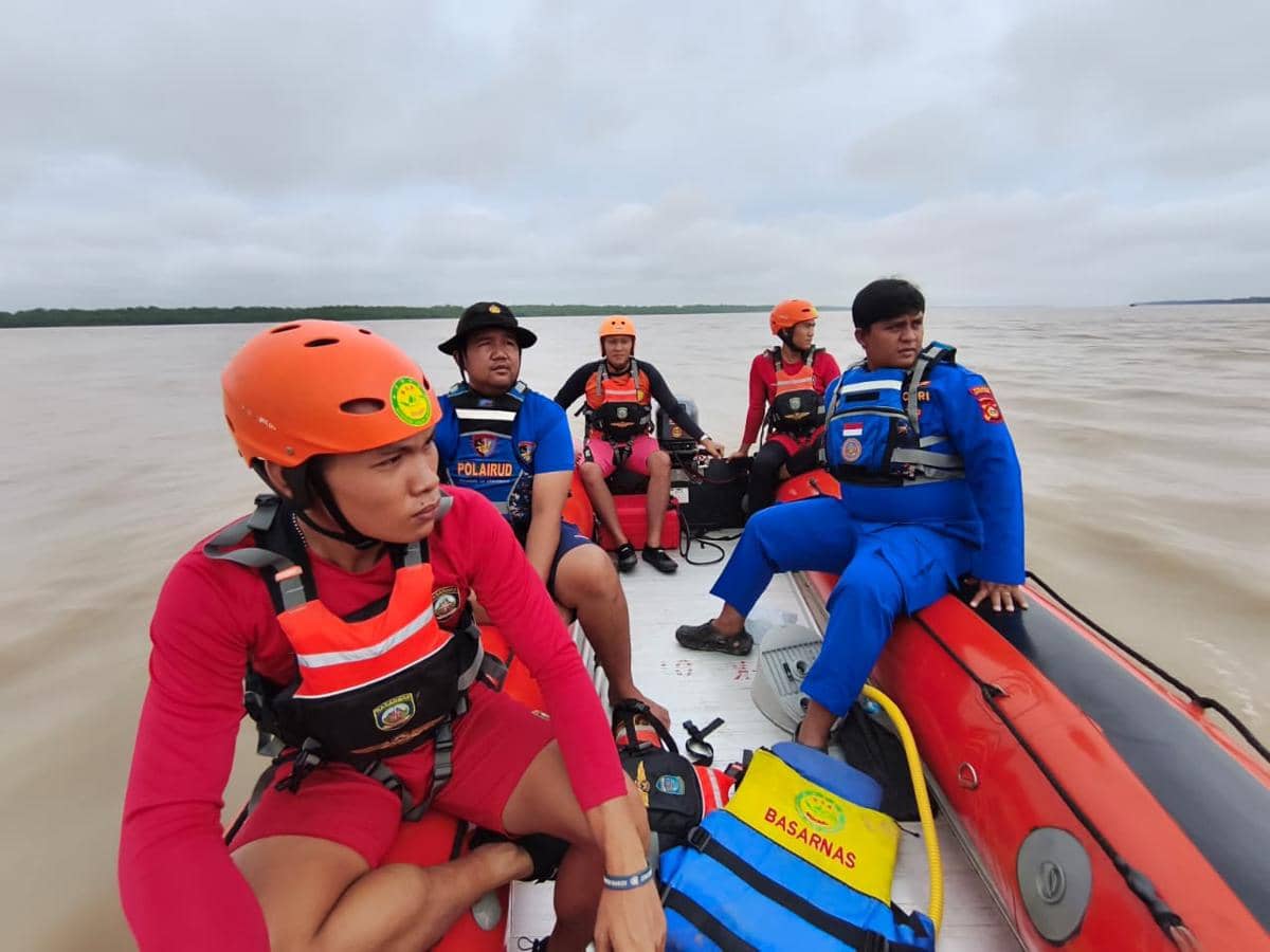 Operasi pencarian Balita yang terseret arus di Sungai Musi Banyuasin.