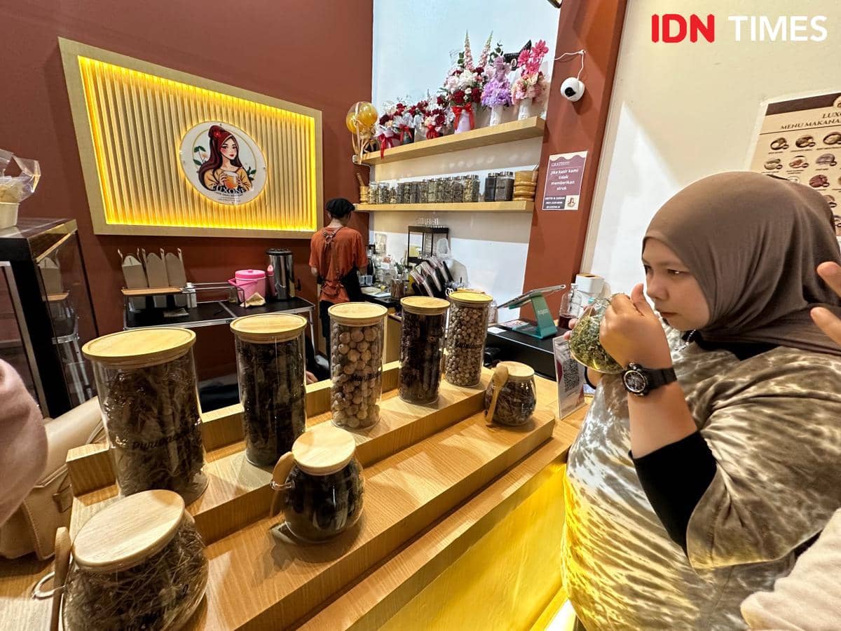 Pengunjung Kafe Jamu Kekinian di Pontianak. 