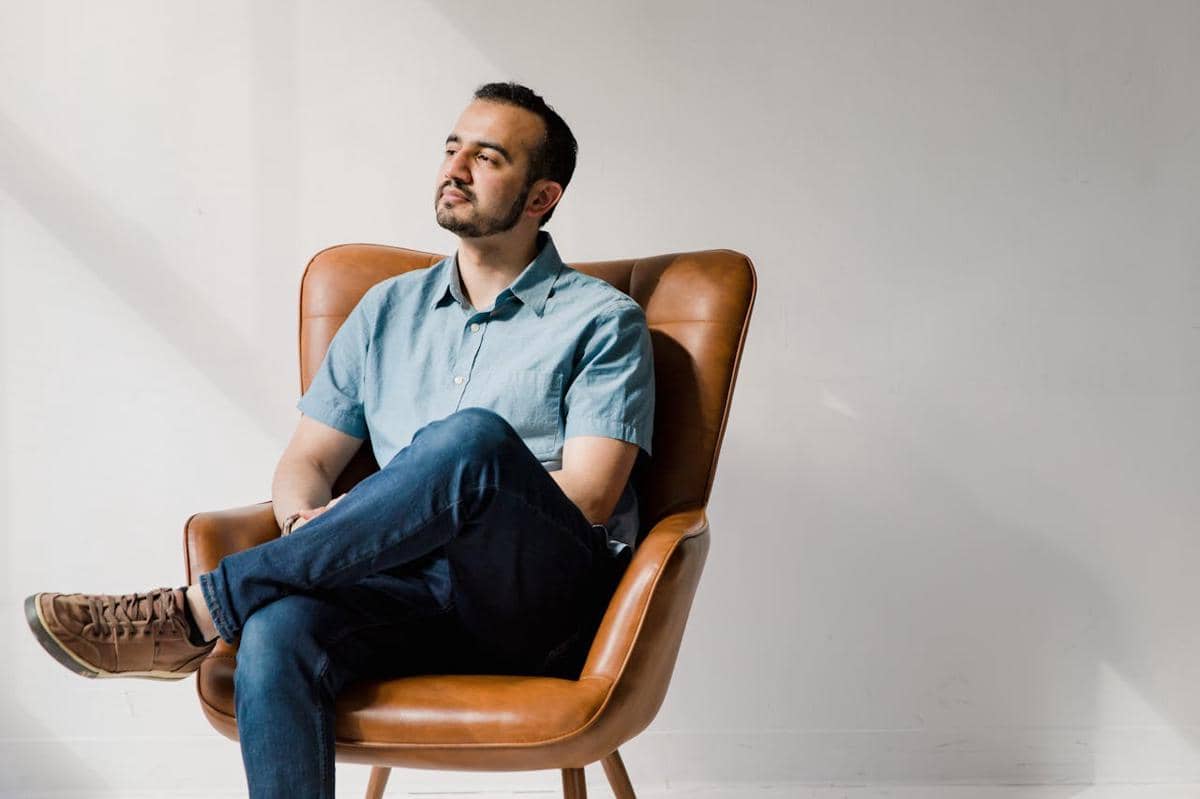 ilustrasi duduk di sofa