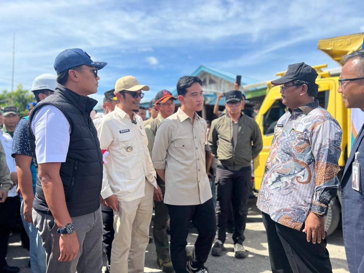 Kepala BNPB Letjen TNI Dr. Suharyanto mendampingi Wapres Gibran Rakabuming meninjau lokasi terdampak banjir di Aceh Singkil