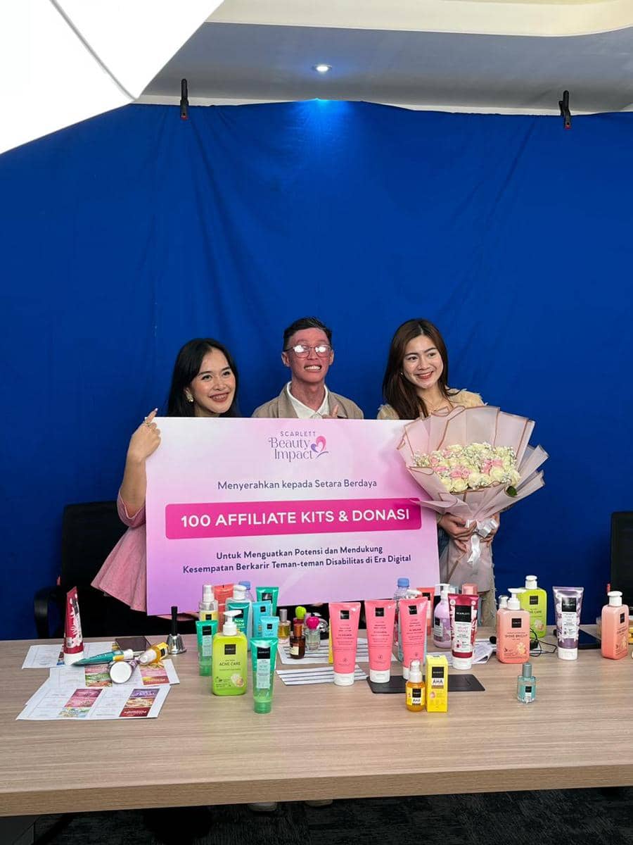 Serah Terima 100 Affiliate Kits & Donasi Scarlett Kepada Sertara Berdaya Setelah Berhasil Mendapatkan 5 Juta Likes Pada Live Shopping  5 Juta Likes Pada Saat Sesi Live Shopping Scarlett .jpg