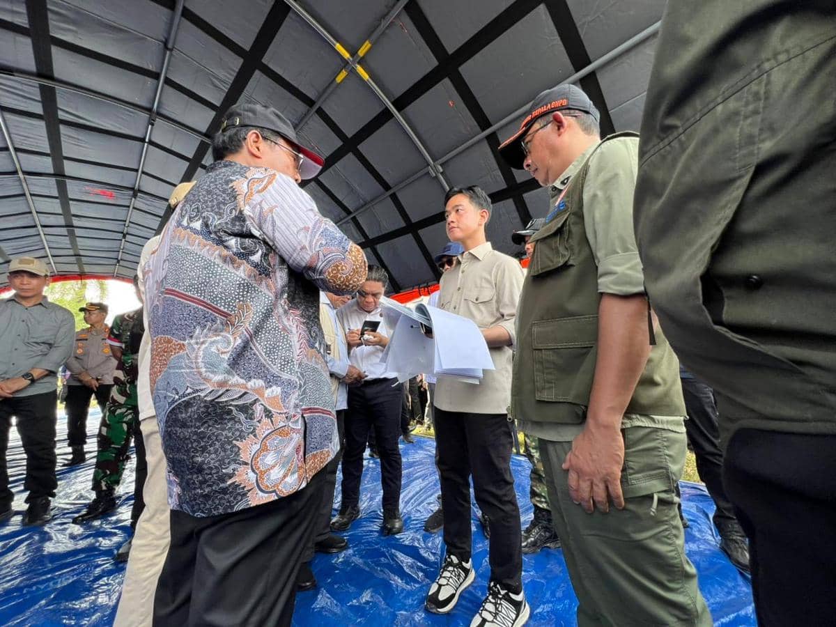 Kepala BNPB Letjen TNI Dr. Suharyanto mendampingi Wapres Gibran Rakabuming meninjau lokasi terdampak banjir di Aceh Singkil