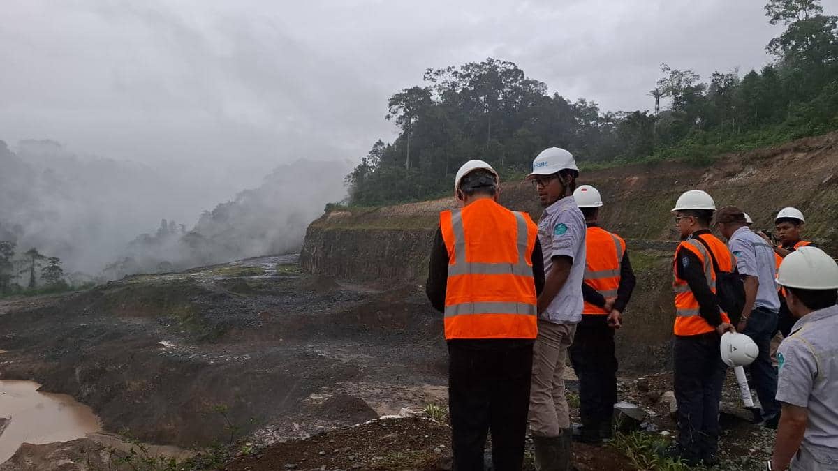 Menteri Lingkungan Hidup Hanif Faisol Nurofiq, meninjau langsung wilayah terdampak banjir dan longsor di Sumatera Utara